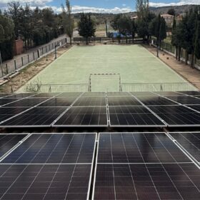 Instalación fotovoltaica de 30 kW sobre cubierta del Ayuntamiento de El Toro, Castellón, realizada por Lem-On Energy en marzo de 2026