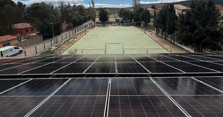 Instalación fotovoltaica de 30 kW sobre cubierta del Ayuntamiento de El Toro, Castellón, realizada por Lem-On Energy en marzo de 2026